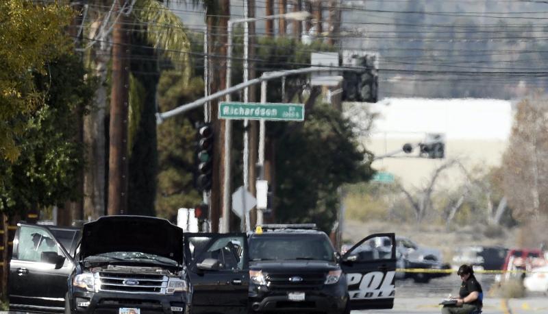 Spurensicherung bei dem Fluchtauto der Täter in San Bernardino, Kalifornien. Foto: Paul Buck