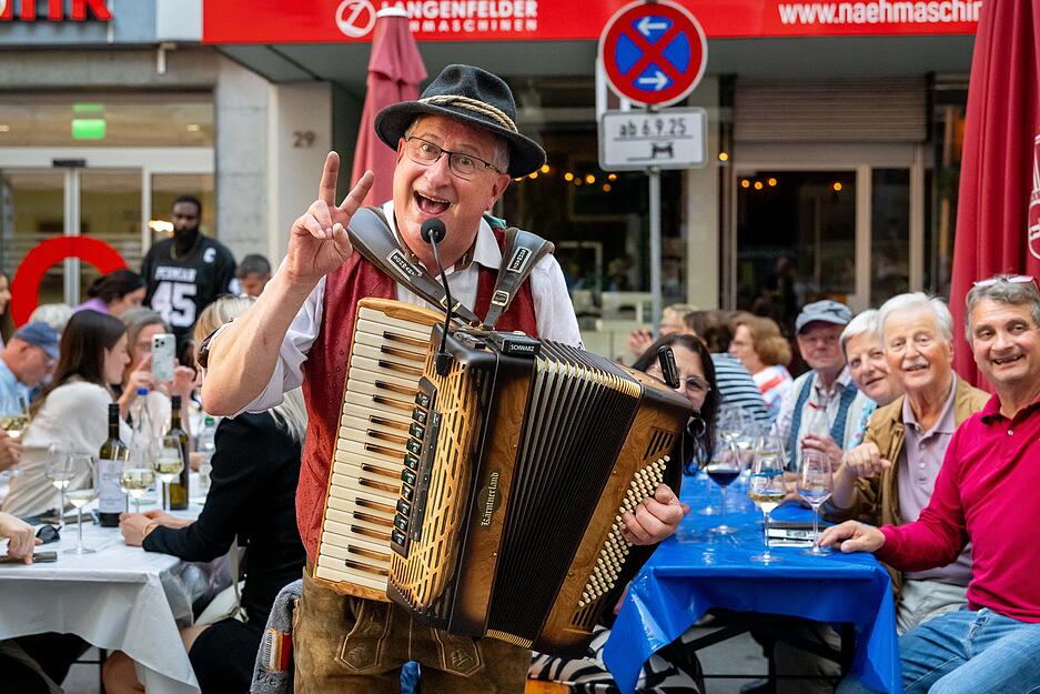 Zahlreiche Musiker und Bands sorgen in den Gassen rund ums Rathaus für gute Stimmung beim Heilbronner Weindorf.