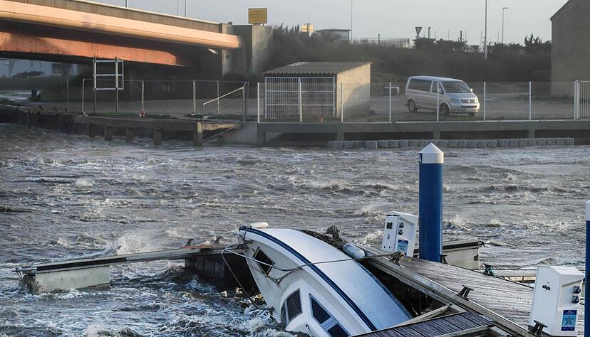 Wegen des Sturms &laquo;Nils&raquo; gilt in f&uuml;nf franz&ouml;sischen D&eacute;partements derzeit die h&ouml;chste Unwetterwarnstufe Rot.