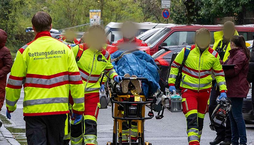 Bei der Messerattacke werden eine Frau und ihre beiden Kinder verletzt. Der 13-jährige Sohn stirbt. Bei der Messerattacke werden eine Frau und ihre beiden Kinder verletzt. Der 13-jährige Sohn stirbt.