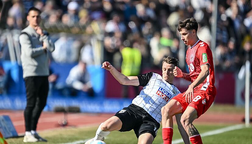 Kampf und Krampf: Der SSV Ulm und der 1. FC Köln zeigten über weite Strecken kaum Spielfreude. Kampf und Krampf: Der SSV Ulm und der 1. FC Köln zeigten über weite Strecken kaum Spielfreude.