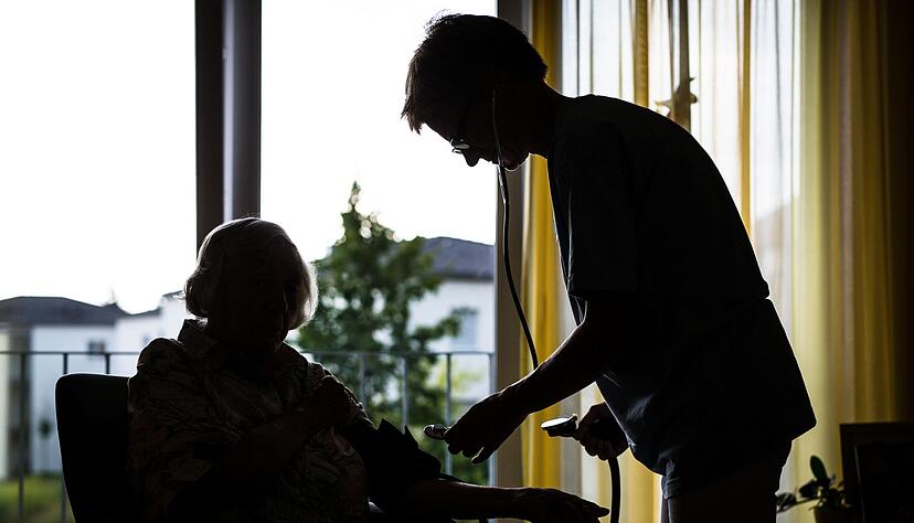 Pflegefachpersonen betreuen und pflegen Menschen, die in der Einrichtung wohnen. Pflegefachpersonen betreuen und pflegen Menschen, die in der Einrichtung wohnen.