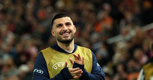 Deniz Undav hatte sichtlich Spa&szlig; daran, dass das ganze Stuttgarter Stadion seine Einwechslung forderte.