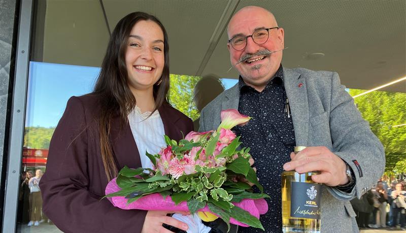 Strahlende Siegerin: Die neue B&uuml;rgermeisterin Meike Augsburger mit dem scheidenden Rathaus-Chef Rainer Z&uuml;fle.
