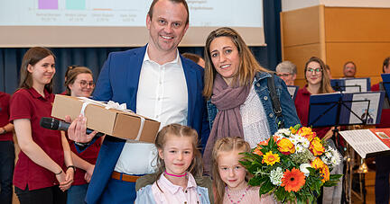 Vom intensiven Wahlkampf erschöpft, aber überglücklich zeigte sich Bernd Bordon mit seiner Frau Carolin und ihren beiden Töchtern nach der Verkündung des vorläufigen Endergebnisses.