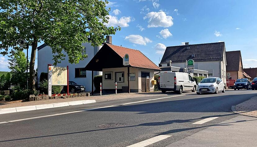 An der Bushaltestelle im Ortskern wünschen sich Bürgerinitiative und Gemeinde einen Fußgängerüberweg über die L1111. Die zuständige Straßenverkehrsbehörde lehnt das allerdings ab.
Foto: Zwingmann An der Bushaltestelle im Ortskern wünschen sich Bürgerinitiative und Gemeinde einen Fußgängerüberweg über die L1111. Die zuständige Straßenverkehrsbehörde lehnt das allerdings ab.
Foto: Zwingmann