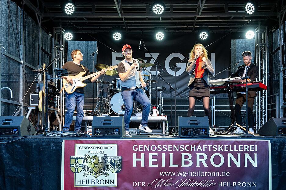 Besucher stoßen beim 44. Sommerfest der Genossenschaftskellerei Heilbronn an