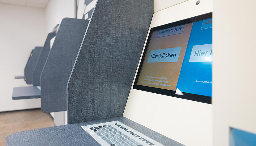 Drei Self-Service-Stationen gibt es bei den Jobcentern der Stadt Heilbronn und des Landkreises Heilbronn. Die Farben orange und blau zeigen, ob man richtig ist.