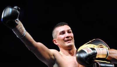 Dimitri Sartison l&auml;sst sich nach seinem Sieg feiern.