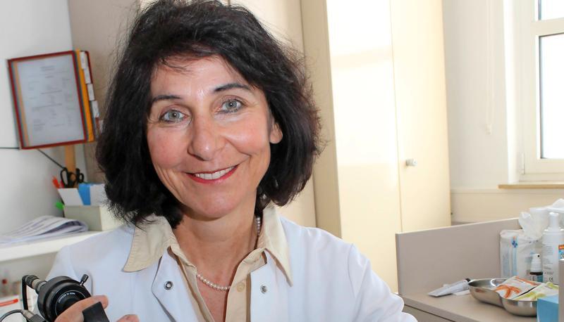 Dr. Annerose Keilmann untersucht mit dem Endoskop die Patienten. Die neue Chef&auml;rztin will in Bad Rappenau unter anderem wieder Fortbildungen f&uuml;r &Auml;rzte und Logop&auml;den etablieren. 
Foto: Simon Gajer
