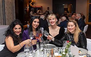 Ein Abend mit Freundinnen, einem gutem Essen und einen Glas Wein: Das haben sich die Gäste im Parkhotel gegönnt.