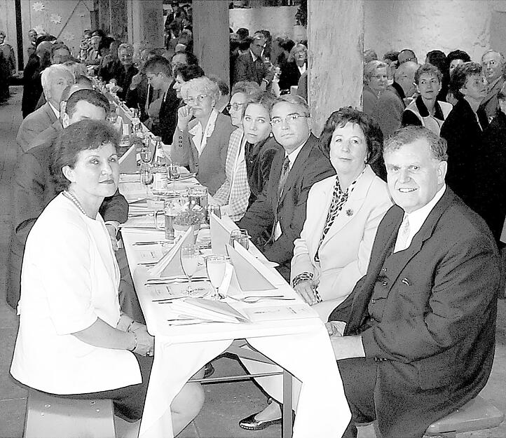 1999: Ministerpräsident des Landes Baden-Württemberg Erwin Teufel ist im Heilbronner Stadtteil Kirchhausen zu Gast. Am Tisch sitzen links Johanna Lichy, Erwin Teufel, Ehefrau Edeltraud und Thomas Strobl. 1999: Ministerpräsident des Landes Baden-Württemberg Erwin Teufel ist im Heilbronner Stadtteil Kirchhausen zu Gast. Am Tisch sitzen links Johanna Lichy, Erwin Teufel, Ehefrau Edeltraud und Thomas Strobl.