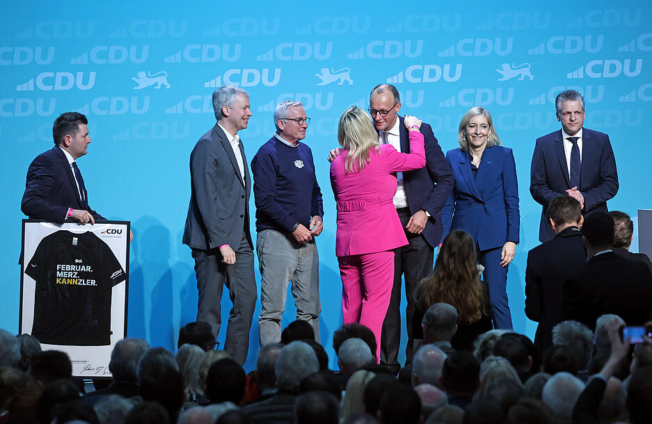 CDU-Kanzlerkandidat Friedrich Merz bekam für seine Rede im Carmen-Würth-Forum in Künzelsau viel Applaus der gut 2500 Gäste. CDU-Kanzlerkandidat Friedrich Merz bekam für seine Rede im Carmen-Würth-Forum in Künzelsau viel Applaus der gut 2500 Gäste.