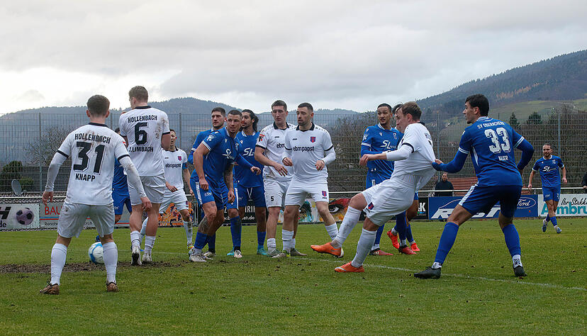 Fu&szlig;ball Oberliga SV Oberachern (blau) - FSV Hollenbach Jason Wink wird beim Abschluss gehalten