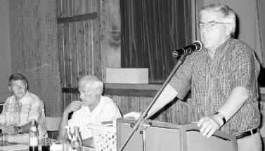 Bezirkspokalspielleiter Dieter Brunner, Schriftführer/Ergebnisdienst Jürgen Wartha und Bezirksvorsitzender Wolfgang Hecker (von rechts) bei der Pokalauslosung in der vollbesetzten Langenburger Stadthalle. (Foto: Robert Stolz) Bezirkspokalspielleiter Dieter Brunner, Schriftführer/Ergebnisdienst Jürgen Wartha und Bezirksvorsitzender Wolfgang Hecker (von rechts) bei der Pokalauslosung in der vollbesetzten Langenburger Stadthalle. (Foto: Robert Stolz)