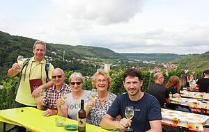 Sind aus Hamburg zu Gast bei der Kochertaler Genießertour (von links) Manfred Eresmann, Walter und Inge Herrmann, Gerhild Eresmann und ihr Sohn Hauke, der seit einigen Jahren in Schwäbisch Hall wohnt. Sind aus Hamburg zu Gast bei der Kochertaler Genießertour (von links) Manfred Eresmann, Walter und Inge Herrmann, Gerhild Eresmann und ihr Sohn Hauke, der seit einigen Jahren in Schwäbisch Hall wohnt.