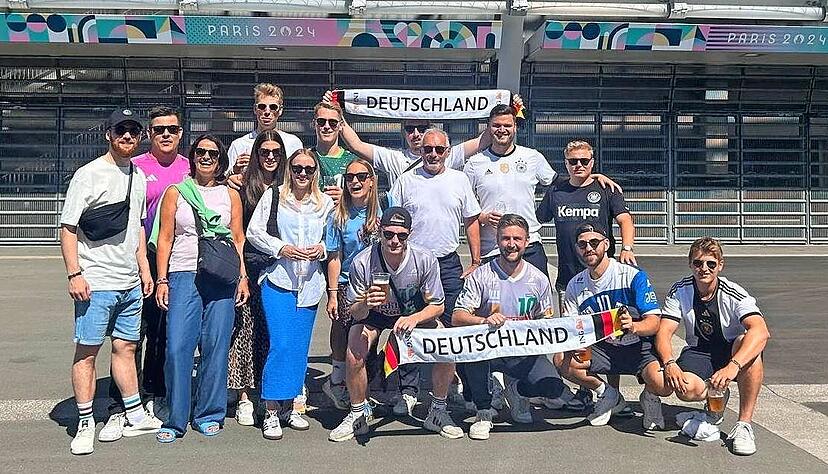 Die Gruppe um Sebastian Heymanns ehemalige Mitspieler Tim Schniering und Felix Hofacker feuerte die Nationalmannschaft in Lille an.
Foto: privat