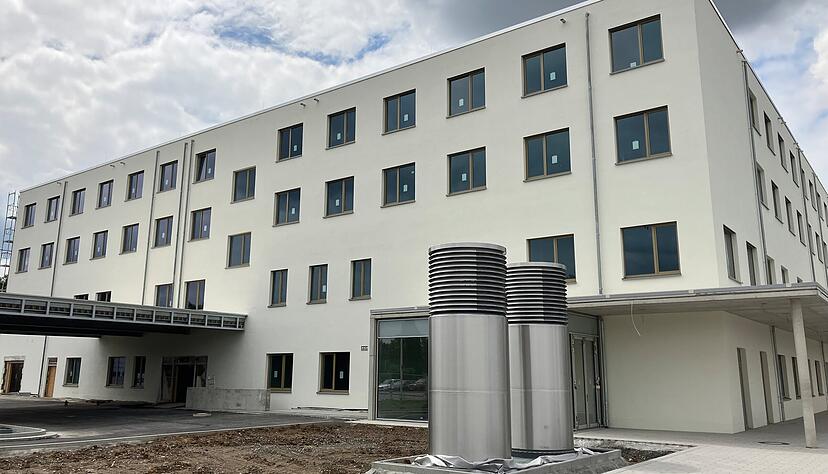 Der Neubau des Hohenloher Krankenhauses in &Ouml;hringen sieht von au&szlig;en schon ziemlich fertig aus. Die Hauptarbeiten laufen seit diesem Jahr im Inneren.