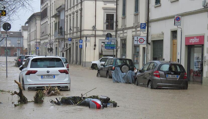 Allein in der bei Touristen beliebten Region Toskana mit der Hauptstadt Florenz wurden die Schäden laut Medienberichten auf mindestens 100 Millionen Euro geschätzt. Allein in der bei Touristen beliebten Region Toskana mit der Hauptstadt Florenz wurden die Schäden laut Medienberichten auf mindestens 100 Millionen Euro geschätzt.