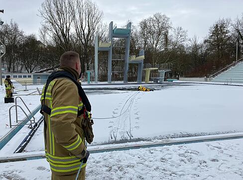 Das Freibad Neckarhalde wird bei winterlichen Temperaturen Schauplatz einer Eisrettungs&uuml;bung der Heilbronner Feuerwehr.