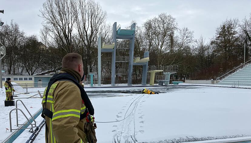 Das Freibad Neckarhalde wird bei winterlichen Temperaturen Schauplatz einer Eisrettungsübung der Heilbronner Feuerwehr. Das Freibad Neckarhalde wird bei winterlichen Temperaturen Schauplatz einer Eisrettungsübung der Heilbronner Feuerwehr.