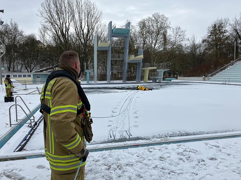 Das Freibad Neckarhalde wird bei winterlichen Temperaturen Schauplatz einer Eisrettungs&uuml;bung der Heilbronner Feuerwehr.