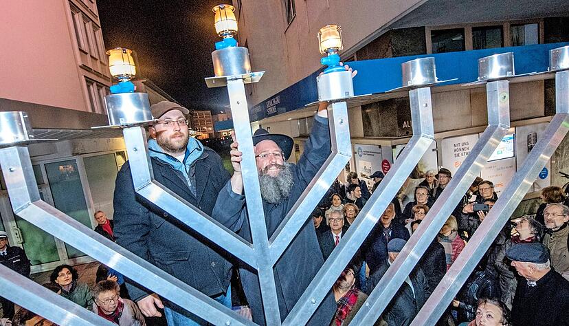 Seit wenigen Jahren feiert die jüdische Gemeinde im Dezember an einem großen Leuchter an der Allee 4 das Chanukka-Fest. Ob es dieses Jahr wieder öffentlich begangen wird, ist noch offen.
Foto: Archiv/Berger