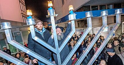 Seit wenigen Jahren feiert die jüdische Gemeinde im Dezember an einem großen Leuchter an der Allee 4 das Chanukka-Fest. Ob es dieses Jahr wieder öffentlich begangen wird, ist noch offen.
Foto: Archiv/Berger