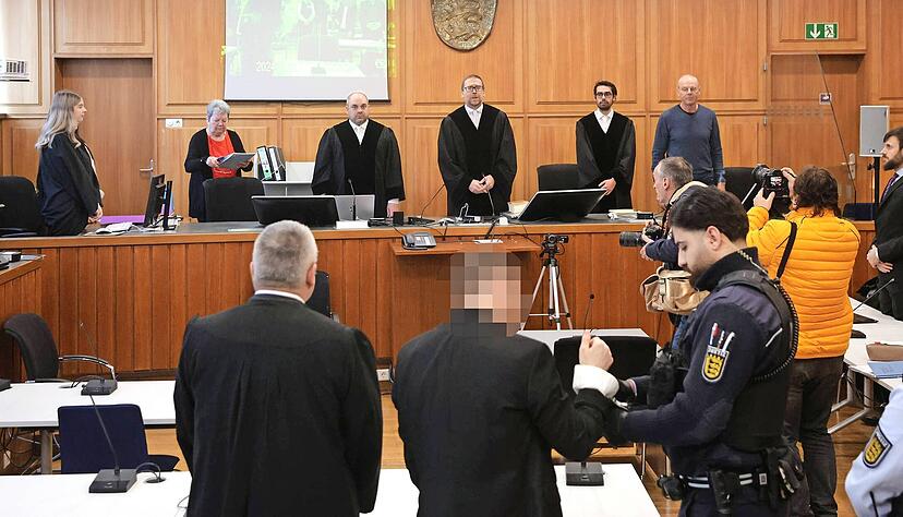 Die Schwurgerichtskammer des Heilbronner Landgerichts verurteilte einen 35 Jahre alten Angeklagten zu einer fünfeinhalbjährigen Freiheitsstrafe. Die Schwurgerichtskammer des Heilbronner Landgerichts verurteilte einen 35 Jahre alten Angeklagten zu einer fünfeinhalbjährigen Freiheitsstrafe.