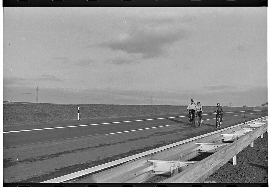 Radfahrer auf der Autobahn, Datierung der Aufnahme mit Dezember 1975.