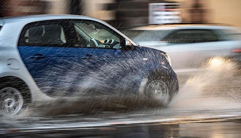 Bei starkem Regen kann es zu Aquaplaning kommen - dann ist eine ausreichende Profiltiefe der Reifen f&uuml;r sicheres Fahren ein Muss.