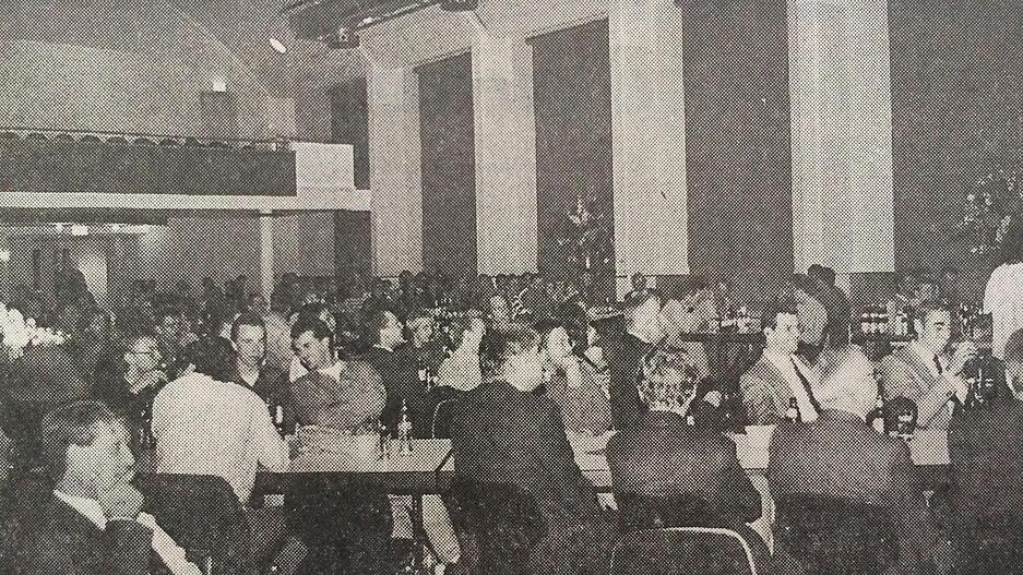 23. Oktober 1992: Von den 36 Studienanfängern des Wintersemesters 1988/89 erhalten die ersten elf ihr Diplom beim Erstsemesterempfang in der Künzelsauer Stadthalle. 23. Oktober 1992: Von den 36 Studienanfängern des Wintersemesters 1988/89 erhalten die ersten elf ihr Diplom beim Erstsemesterempfang in der Künzelsauer Stadthalle.