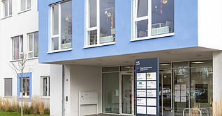 Seit Dezember 2025 ist die Bereitschaftspraxis im Brackenheimer Gesundheitszentrum geschlossen. Patientinnen und Patienten k&ouml;nnen in Notf&auml;llen etwa die Praxis am Heilbronner Gesundbrunnen aufsuchen.