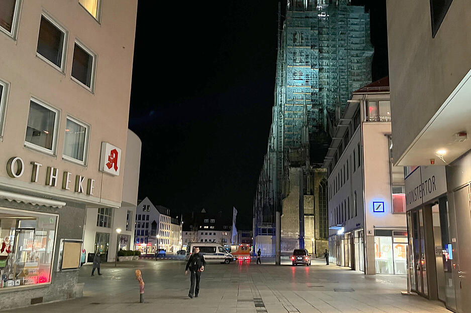 Die Polizei hat wegen eines Einsatzes am Freitagabend Teile des zentralen Münsterplatzes in Ulm gesperrt. Die Polizei hat wegen eines Einsatzes am Freitagabend Teile des zentralen Münsterplatzes in Ulm gesperrt.