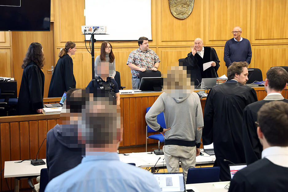 Den Angeklagten wird zur Last gelegt, am 6. Februar 2023 eine Verkehrsblockade auf die Neckarsulmer Straße in Heilbronn verursacht zu haben. Den Angeklagten wird zur Last gelegt, am 6. Februar 2023 eine Verkehrsblockade auf die Neckarsulmer Straße in Heilbronn verursacht zu haben.