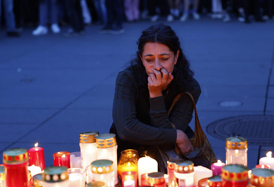 Sandra Krautwaschl (Die Grünen) sitzt nachdenklich neben Kerzen für ein Lichtermeer. Sandra Krautwaschl (Die Grünen) sitzt nachdenklich neben Kerzen für ein Lichtermeer.