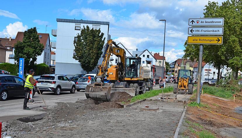 Die Kreuzung an der Wilhelm-Leuschner-Straße bekommt weitere Fahrspuren, um die Abläufe zu verbessern. Die Baustelle bewirkt erstmal das Gegenteil.
Foto: Pfäffle