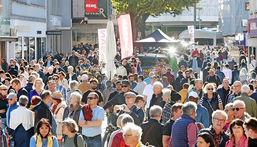 Nach einem verhaltenden Start, füllten sich am verkaufsoffenen Sonntag die Straßen in der Innenstadt. Vor allem in der Fleiner Straße herrschte ab 16 Uhr Gedränge. Nach einem verhaltenden Start, füllten sich am verkaufsoffenen Sonntag die Straßen in der Innenstadt. Vor allem in der Fleiner Straße herrschte ab 16 Uhr Gedränge.
