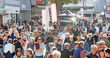 Nach einem verhaltenden Start, füllten sich am verkaufsoffenen Sonntag die Straßen in der Innenstadt. Vor allem in der Fleiner Straße herrschte ab 16 Uhr Gedränge.
Fotos: Ralf Seidel