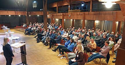 Informationsveranstaltung in Gundelsheim zum Kombiprojekt Solar- und Windpark „Böttinger Hof“.