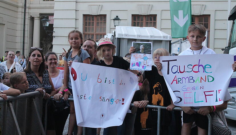 Viele der meist jungen Fans hatten Transparente mitgebracht und baten ihren Star um Selfies. Viele der meist jungen Fans hatten Transparente mitgebracht und baten ihren Star um Selfies.