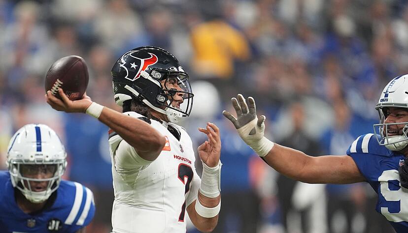 C.J. Stroud (Mitte) hat mit den Texans alle Chancen auf die Playoffs.