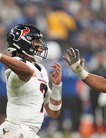 C.J. Stroud (Mitte) hat mit den Texans alle Chancen auf die Playoffs.