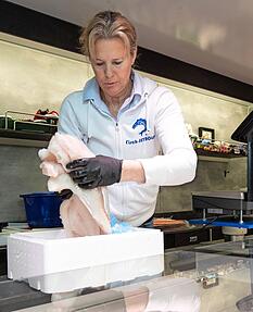 Filet für die Kundschaft in Heilbronn: Petra Seybold bestückt den Verkaufswagen.
Fotos: Andreas Veigel Filet für die Kundschaft in Heilbronn: Petra Seybold bestückt den Verkaufswagen.
Fotos: Andreas Veigel