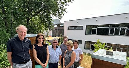 Schulleiter Martin Mutz (links) zusammen mit Vertretern des Lehrerkollegiums und F&ouml;rdervereins neben den schulischen Bienenst&ouml;cken. 
Foto: Julian Ruf
