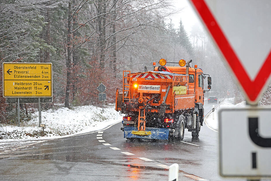 Auf den Straßen der Löwensteiner Berge ist der Winterdienst im Einsatz.
