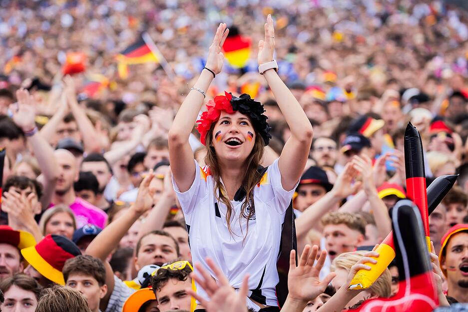 Die EM 2024 in Deutschland begeistert Millionen Menschen. Viele Fans haben sich etwas besonderes einfallen lassen.