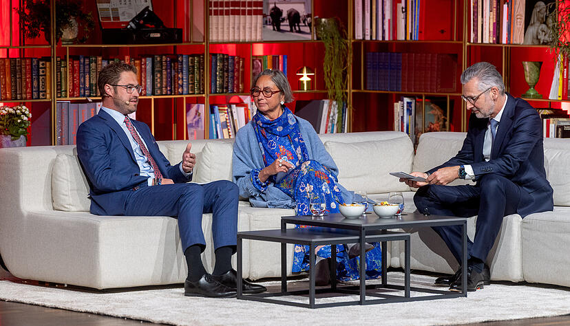 In Wohnzimmer-Atmosphäre gaben Tochter Bettina und Enkel Sebastian Würth (links) im Zusammenspiel mit Robert Friedmann, dem Sprecher der Konzernführung, Anekdoten aus dem Familienleben wieder. In Wohnzimmer-Atmosphäre gaben Tochter Bettina und Enkel Sebastian Würth (links) im Zusammenspiel mit Robert Friedmann, dem Sprecher der Konzernführung, Anekdoten aus dem Familienleben wieder.