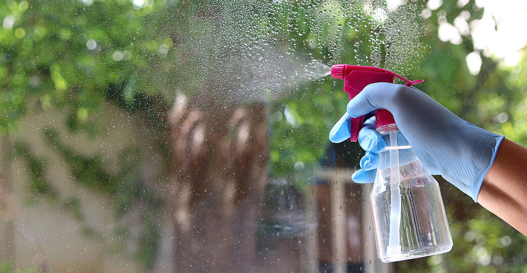 putzen,fensterscheibe,glasreiniger,reinigen,s&auml;ubern,fensterscheiben,allzweckreiniger,haushaltsreiniger,reiniger *** cleaning,window glass,cleaning fluid,clean up,purgation,purge,purification,windows,cleaning fluids h1x-hk9 ,model released, Symbolfoto