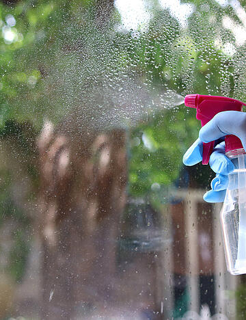 putzen,fensterscheibe,glasreiniger,reinigen,s&auml;ubern,fensterscheiben,allzweckreiniger,haushaltsreiniger,reiniger *** cleaning,window glass,cleaning fluid,clean up,purgation,purge,purification,windows,cleaning fluids h1x-hk9 ,model released, Symbolfoto